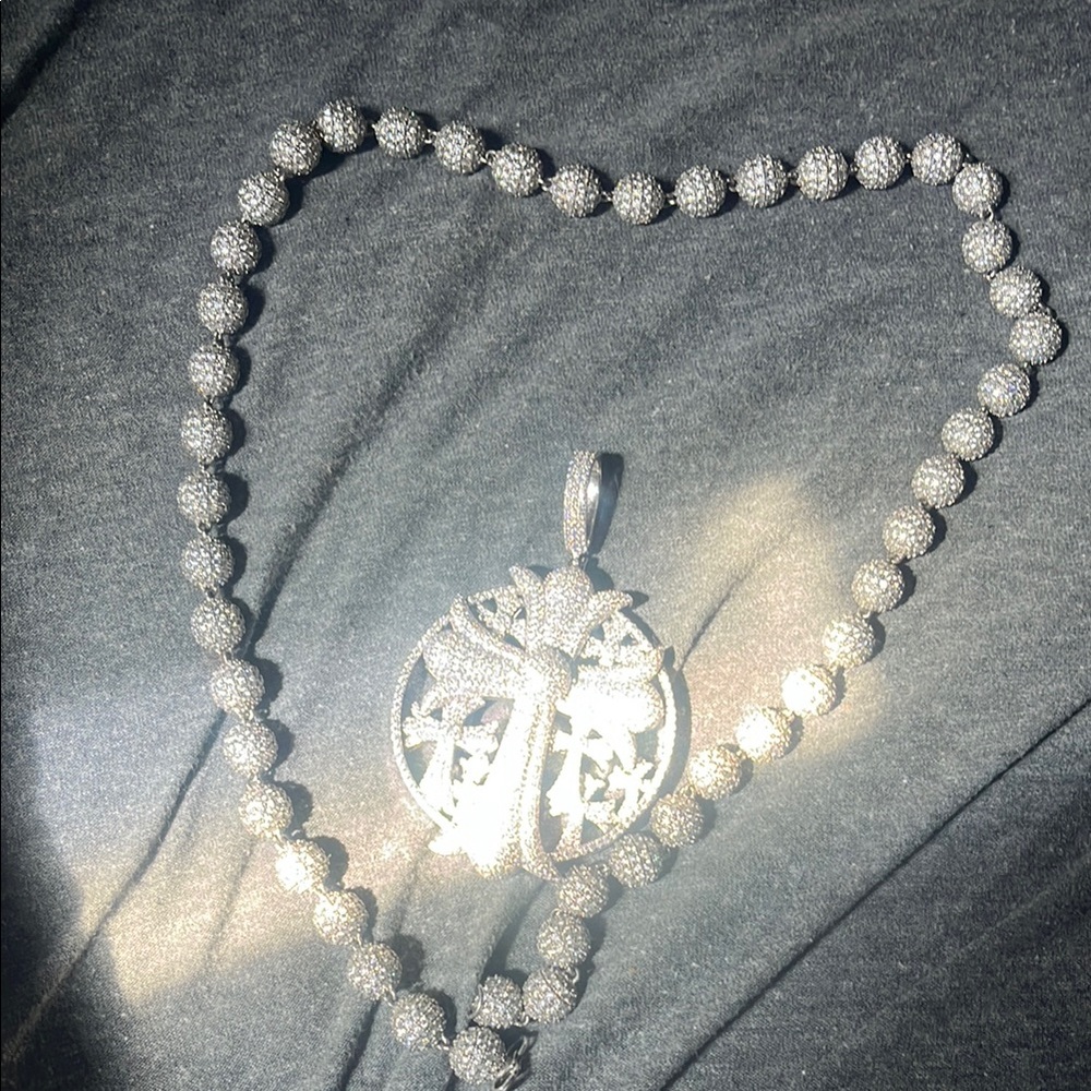 Elegant Silver Pendant Necklace come get it !!